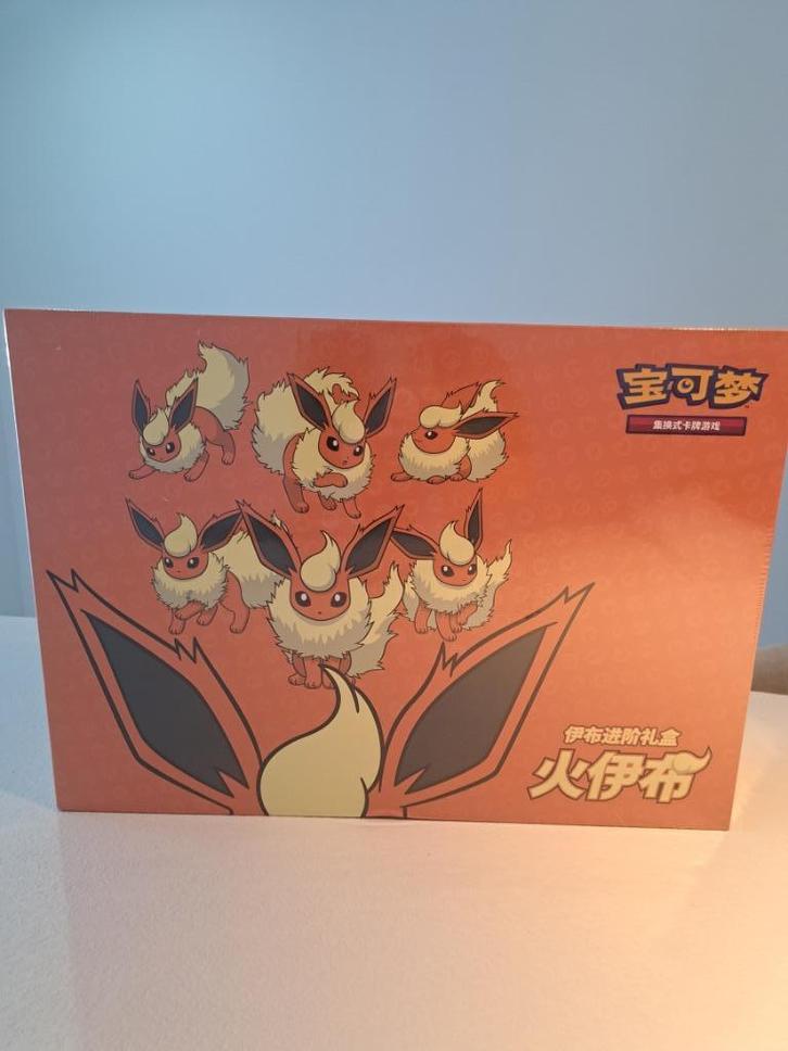 Pokémon Flareon VMax Gift box - Maximus, Hobby en Vrije tijd, Verzamelkaartspellen | Pokémon, Nieuw, Meerdere kaarten, Ophalen