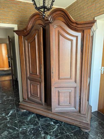 Prachtige klassieke houten kast met sierlijke bovenrand beschikbaar voor biedingen