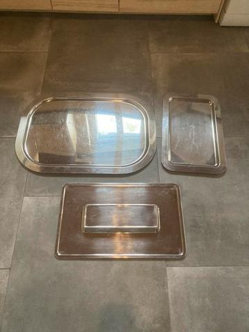 Plateaux inox, Enlèvement
