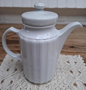 Vintage smal wit porseleinen koffiepotje Seltmann Weiden beschikbaar voor biedingen