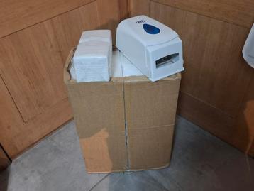 Nieuwe dispenser voor gevouwen papier + 20 navullingen  beschikbaar voor biedingen