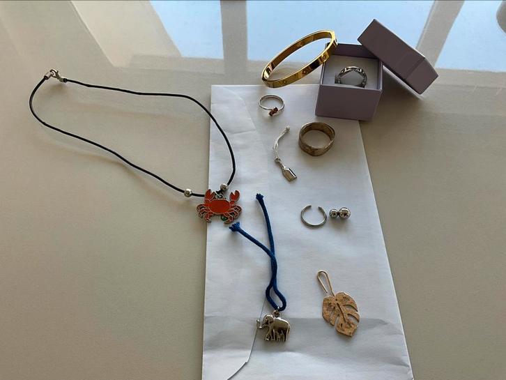 Lot juweeltjes , slavenarmband , piercing ,  zilveren ring, Handtassen en Accessoires, Kettingen, Zo goed als nieuw, Goud, Zwart