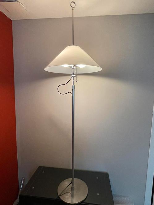 Martinelli Luce Mod.2241 en bel état vintage, Maison & Meubles, Lampes | Lampadaires, Comme neuf, 150 à 200 cm, Synthétique, Métal