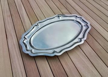Een ovalen inox plateau, schaal beschikbaar voor biedingen