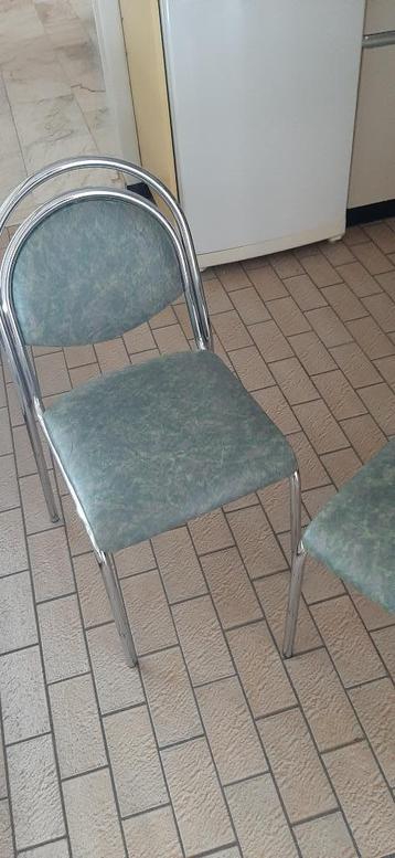 4 keukenstoelen in goede staat beschikbaar voor biedingen