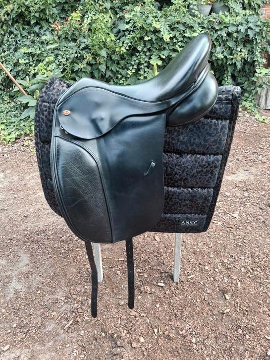 Kent and Masters dressuur zadel,  17,5 inch verstelbare boom, Dieren en Toebehoren, Paarden en Pony's | Zadels, Zo goed als nieuw