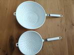2 witte vergieten, Huis en Inrichting, Keuken | Potten en Pannen, Ophalen, Zo goed als nieuw