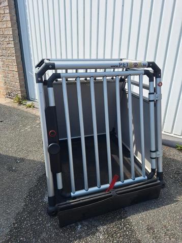 Autobench voor middelgrote tot grote honden beschikbaar voor biedingen