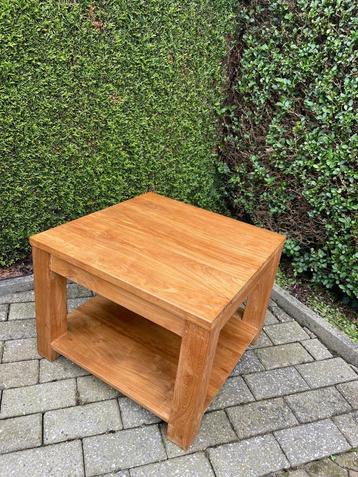 Teakhouten tafel beschikbaar voor biedingen