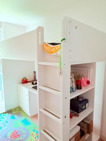 Bed met bureau te koop. beschikbaar voor biedingen