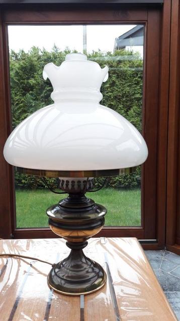 Mooie vintage tafellamp beschikbaar voor biedingen