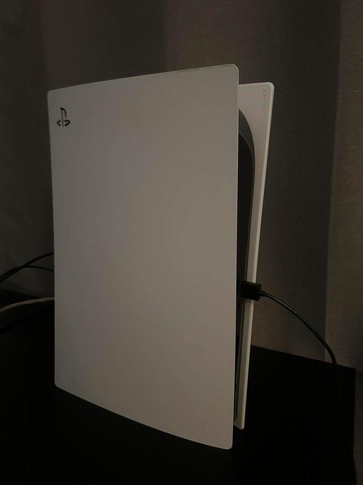 PS5 + MSI monitor + oplaadstation met 2 controllers., Games en Spelcomputers, Spelcomputers | Sony PlayStation 5, Zo goed als nieuw