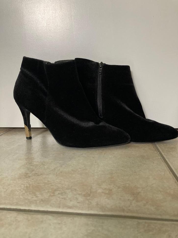 Zwarte enkellaarsjes, maat 38, Kleding | Dames, Schoenen, Zo goed als nieuw, Lage of Enkellaarzen, Zwart, Ophalen of Verzenden