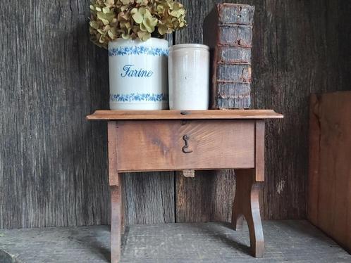 Oude houten bijzet / vensterbank kruk met opbergvak in klep, Antiek en Kunst, Curiosa en Brocante, Ophalen of Verzenden