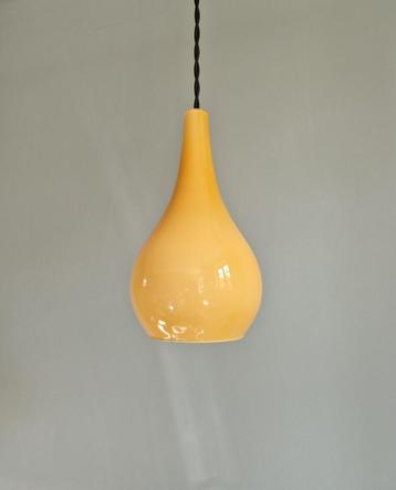 Scandinavische hanglamp in honingkleurig opaline, jaren 60