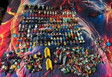 Lego minifigs met tal van accessoires beschikbaar voor biedingen