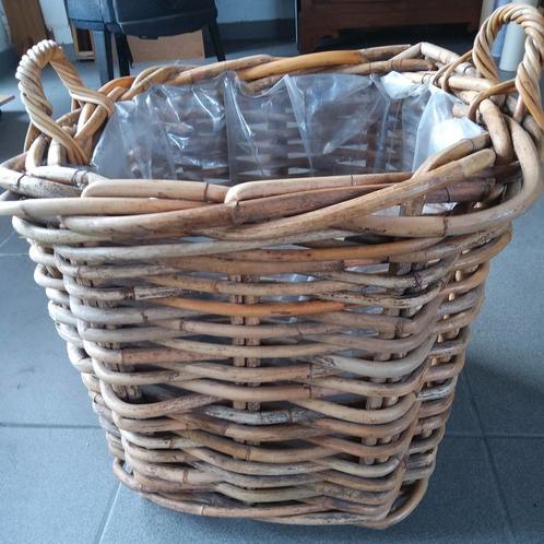 Grote rotanmand. 50 x50 x50 cm, Huis en Inrichting, Woonaccessoires | Schalen en Manden, Zo goed als nieuw, Mand, Ophalen