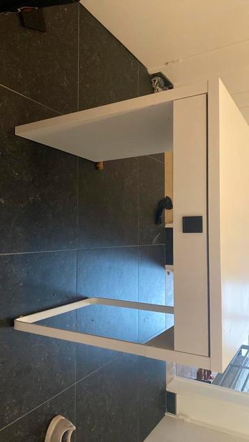 Witte bureau beschikbaar voor biedingen