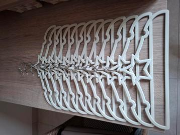 10 nieuwe ribfluweel kapstokken beschikbaar voor biedingen