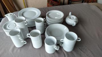 Koffie en eetservies beschikbaar voor biedingen