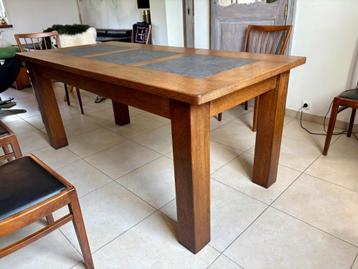 Eettafel van eikenhout en steen beschikbaar voor biedingen