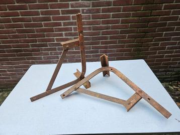 2 oude geklonken lampensteunen Hoog 42 cm Lang 50 cm  beschikbaar voor biedingen