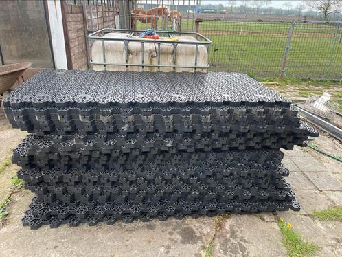 43,50 m2 paddockplaat/grindmat waar zand/kiezels in moet, Dieren en Toebehoren, Stalling en Weidegang
