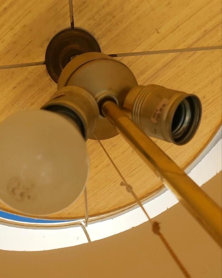 Vintage Staande Lamp Wit houten onderstel en Kap Stof Creme., Huis en Inrichting, Lampen | Hanglampen, Zo goed als nieuw, Hout