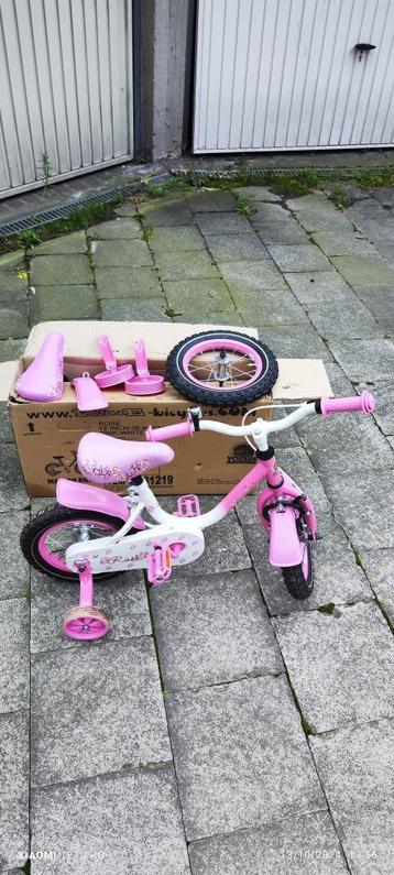 Vélo fille  avec boîte et d autre pièces neuves  disponible aux enchères