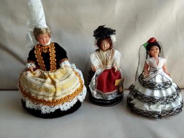 15 poupées de collection folklorique beschikbaar voor biedingen