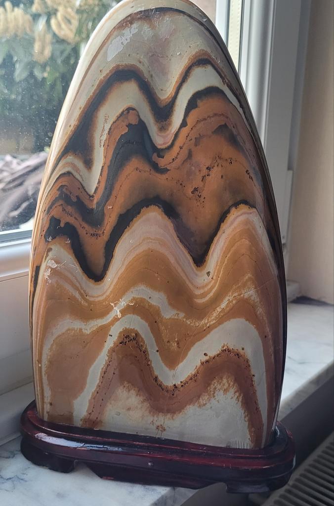 Jaspis vrije vorm op houten voet uit China, Verzamelen, Mineralen en Fossielen, Mineraal, Ophalen of Verzenden