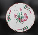 19e eeuws aardewerk bord: roze en groene bloemendecoratie