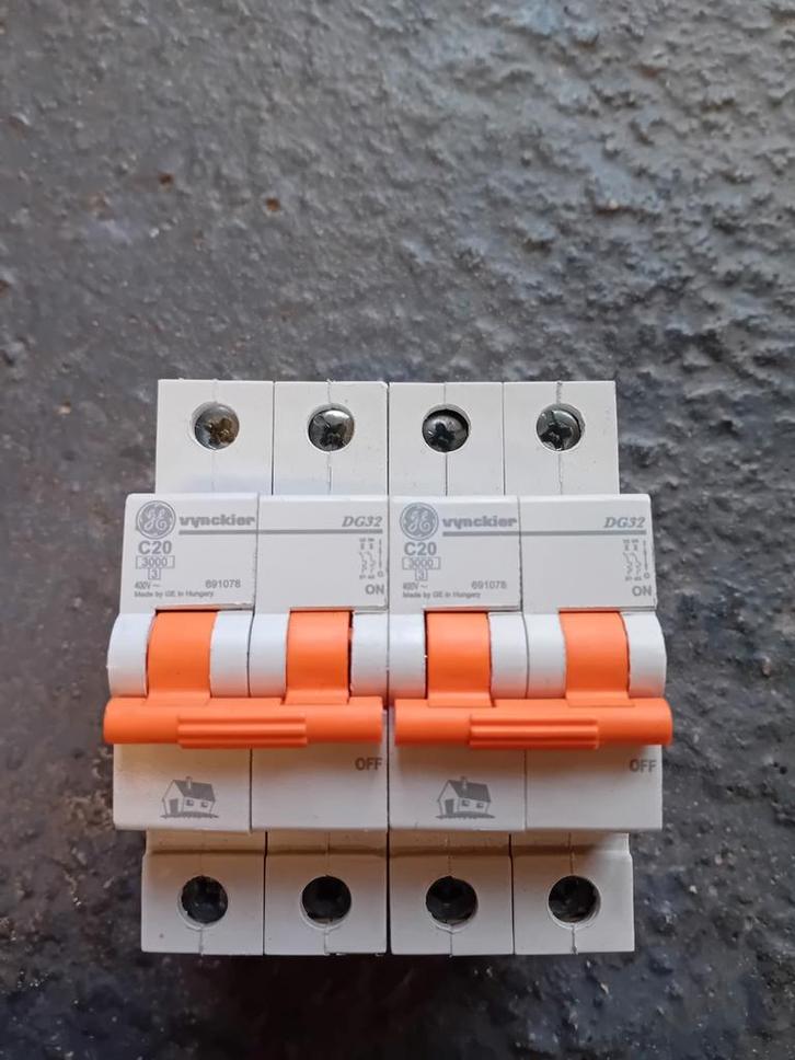 Vynckier sokkelautomaat op rail – 2x C20, Doe-het-zelf en Bouw, Elektriciteit en Kabels, Zo goed als nieuw, Overige typen, Ophalen