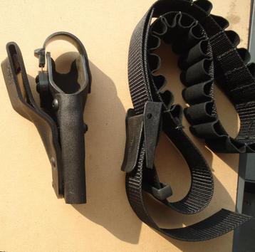 Revolverholster en patroonhouder beschikbaar voor biedingen