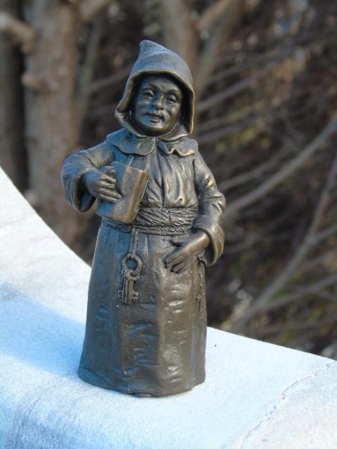 Tafelbel van een bronzen monnik, gesigneerd, Caesaro, Antiek en Kunst, Antiek | Brons en Koper, Brons, Ophalen of Verzenden