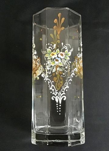 Vintage vaas met geëmailleerde beschildering van bloemen