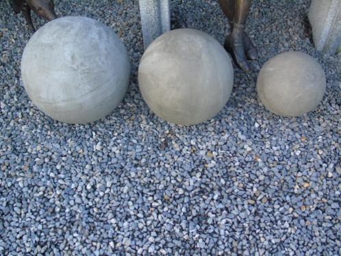 3 boules en pierre gris clair de tailles différentes, Jardin & Terrasse, Statues de jardin, Neuf, Abstrait, Pierre, Enlèvement ou Envoi