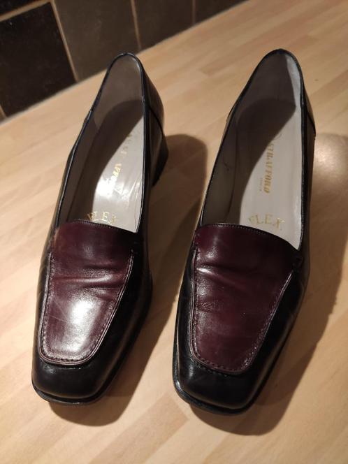 Klassieke zwarte en bordeauxrode schoenen, met hak, Kleding | Dames, Schoenen, Zo goed als nieuw, Overige typen, Zwart, Ophalen of Verzenden
