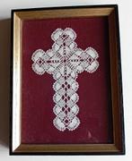 Kadertje met kanten kruis, Ophalen