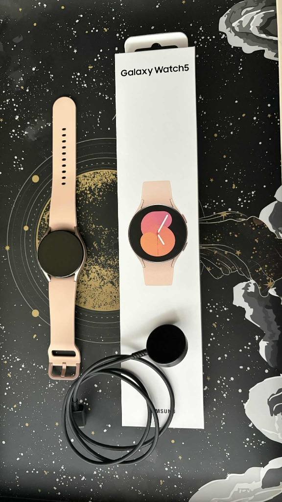 Samsung Galaxy Watch 5 40 mm roze, Handtassen en Accessoires, Smartwatches, Zo goed als nieuw, Android, Roze, Conditie, Hartslag