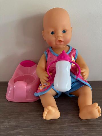 Babypop met flesje en toilet beschikbaar voor biedingen