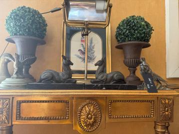 Art deco - hindes op sokkel  beschikbaar voor biedingen