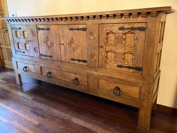 Eetkamerkast beschikbaar voor biedingen