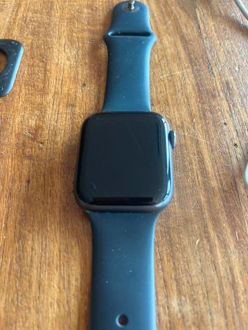 Apple watch 4, 44mm + protectors beschikbaar voor biedingen