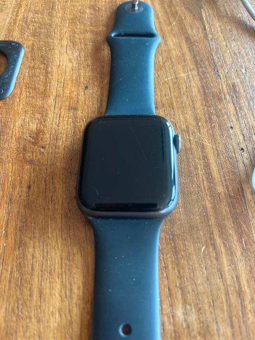 Apple watch 4, 44mm + protectors, Handtassen en Accessoires, Smartwatches, Zo goed als nieuw, iOS, Grijs, Afstand, Calorieverbanding
