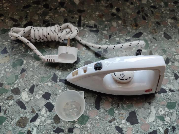 Mini reisstrijkijzer met stoom, EUROPRO, Elektronische apparatuur, Strijkijzers en Strijkplanken, Nieuw, Ophalen