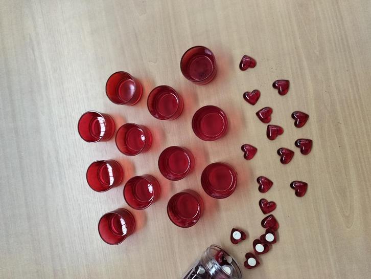 Theelichtglazen 12 stuks met hartjes, Huis en Inrichting, Woonaccessoires | Kandelaars en Kaarsen, Nieuw, Kaars, Minder dan 25 cm