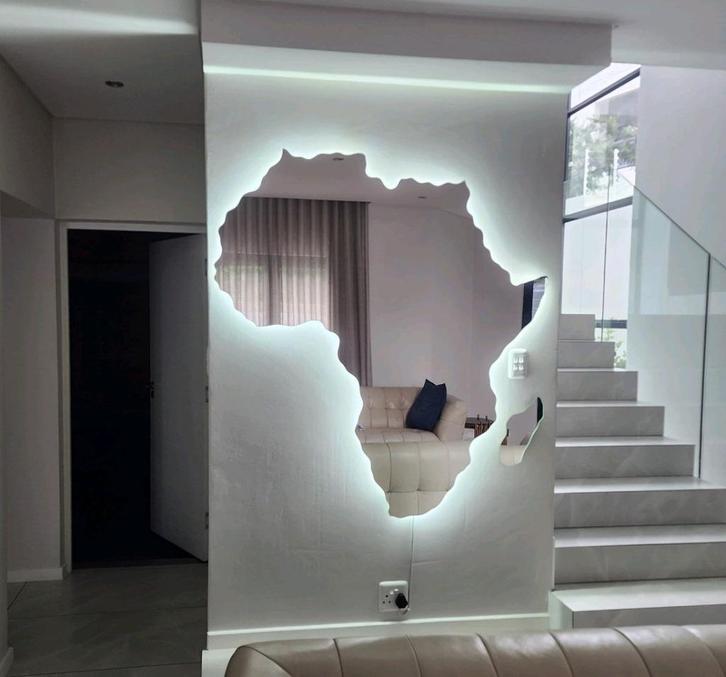 Spiegel in de Vorm van Afrika – 170x120cm met LED Verlichtin, Huis en Inrichting, Woonaccessoires | Spiegels, Nieuw, 100 tot 125 cm