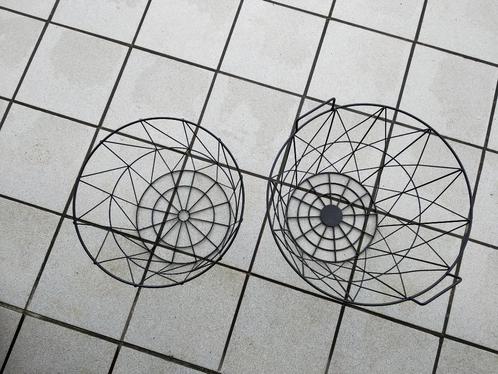 2 Metalen korven, Huis en Inrichting, Woonaccessoires | Schalen en Manden, Zo goed als nieuw, Mand, Rond, Overige materialen, Ophalen
