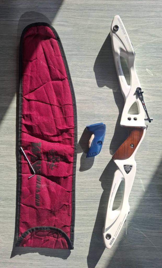 Win&Win Inno Max 25" linkshandige carbon riser, Sport en Fitness, Handboogschieten, Gebruikt, Recurveboog, Ophalen of Verzenden